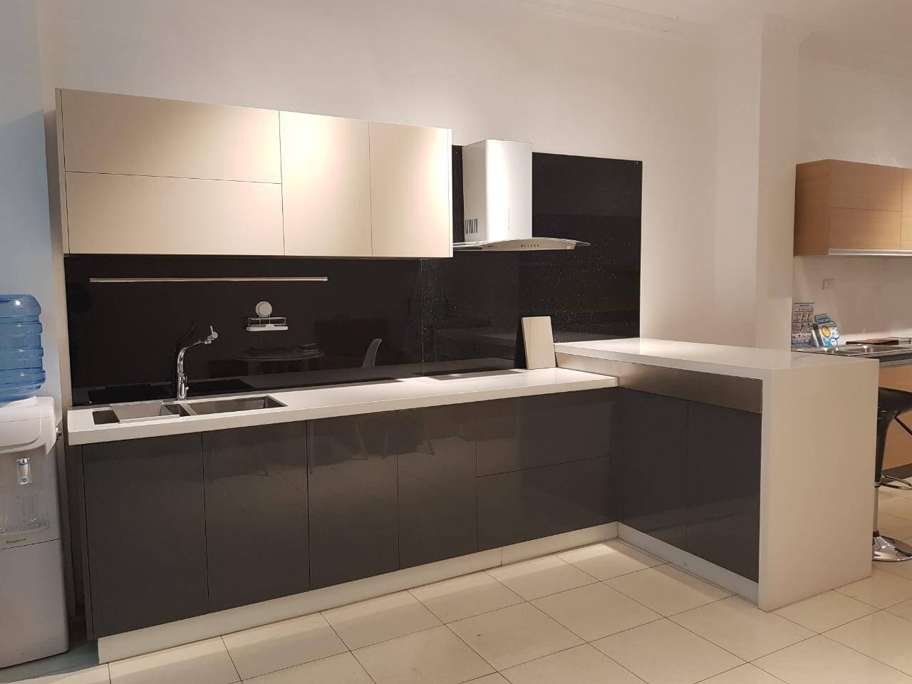 Với những không gian bếp nhỏ hẹp thì thiết kế tủ bếp cần tối giản nhưng đáp ứng các công năng cần thiết cho gia chủ Thiết kế tủ bếp chung cư đẹp