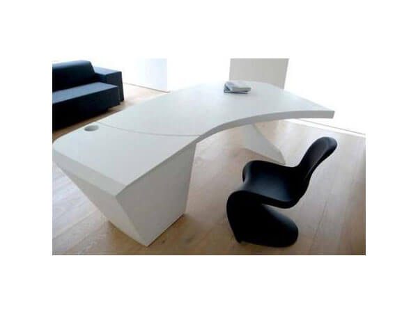 Bàn làm việc mặt đá màu trắng với ưu điểm đẹp, sang trọng, không thấm nước, dễ lau chùi đang là xu hướng thịnh hành trong năm nay.