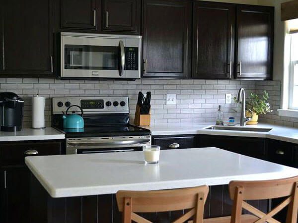 Vẻ ngoài sáng bóng nhẵn mịn của đá ốp bàn bếp đã khiến nhiều ánh nhìn quan tâm và chú ý.