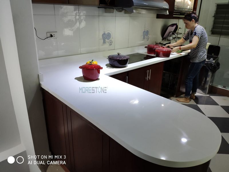 Đá ốp mặt bếp đá nhân tạo màu trắng với ưu điểm vượt trội không vết nối bề mặt bằng phẳng thẩm mỹ mang lại cao dễ dàng vệ sinh tiết kiệm thời gian cho người nội trợ hằng ngày