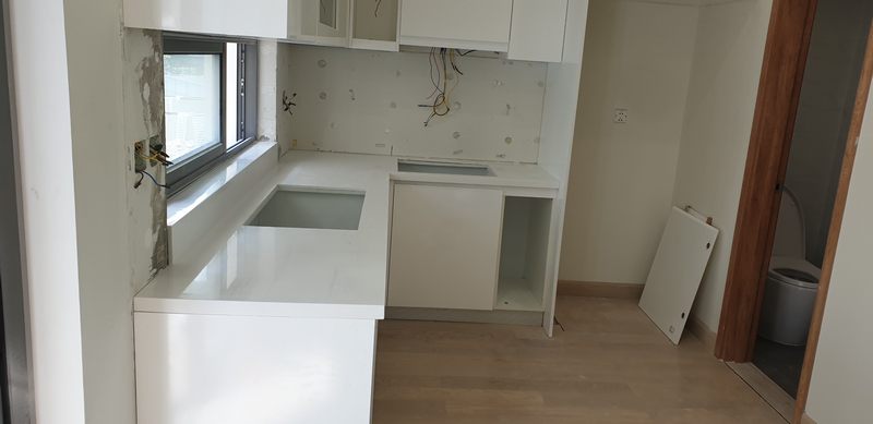 Mang phong cách thiết kế hiện đại, tủ bếp màu trắng đến với không gian sống của gia đình bằng những mẫu tủ bếp đẹp và ấn tượng của Morehome.