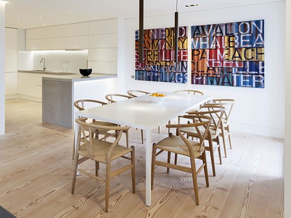 Ghế ăn gỗ tự nhiên tân cổ điển với đường nét thanh thoát chạm khắc tỉ mỉ mang sự thoải mái nhất khi sử dụng.