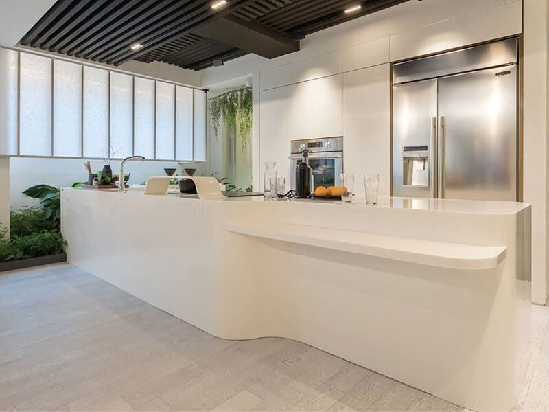 Màu trắng là màu chủ đạo của không gian, tạo nên một cảm giác thoáng mát, thông thoáng và dễ chịu.